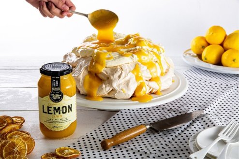 Pavlova with Lemon Curd